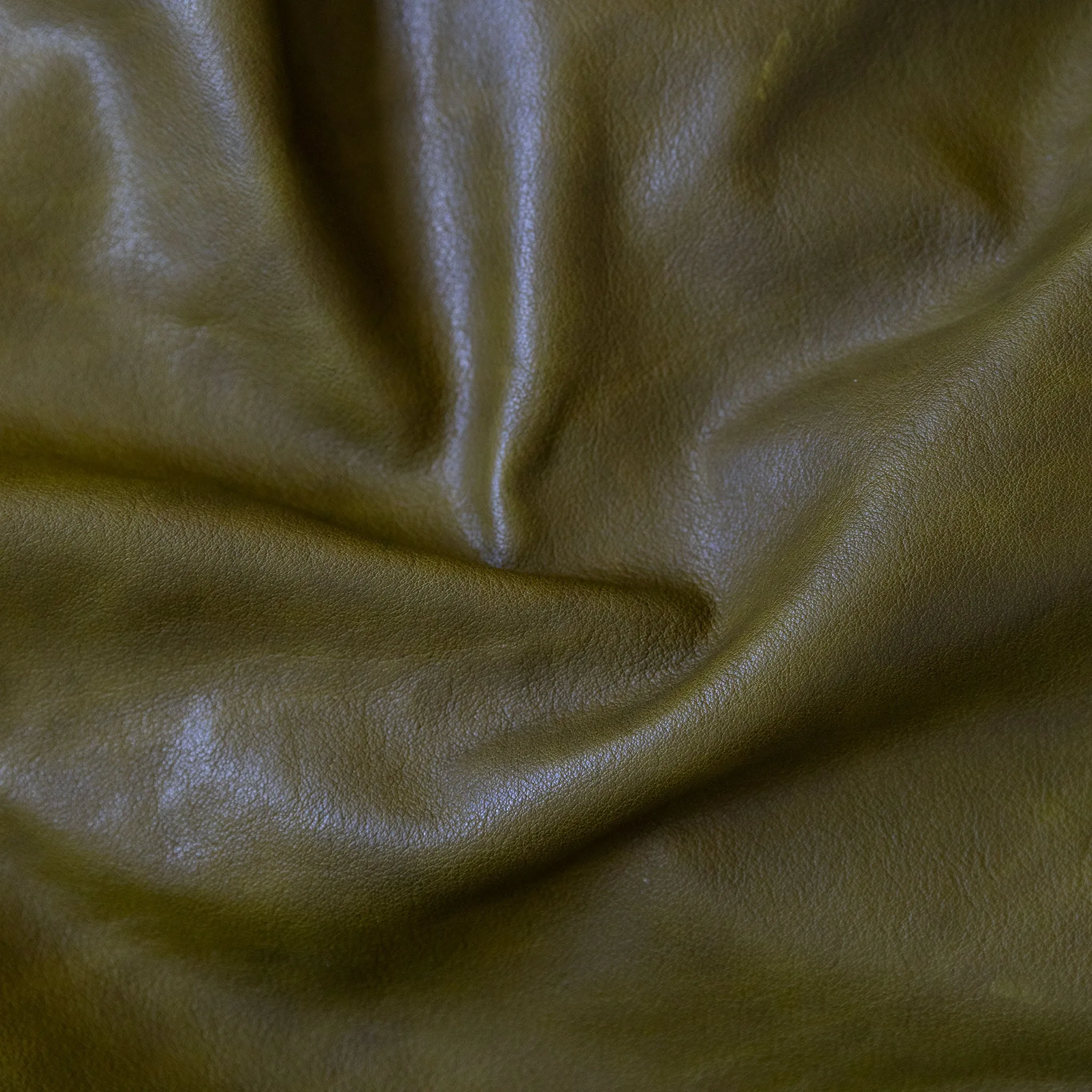 candid sling | outer pockets | small