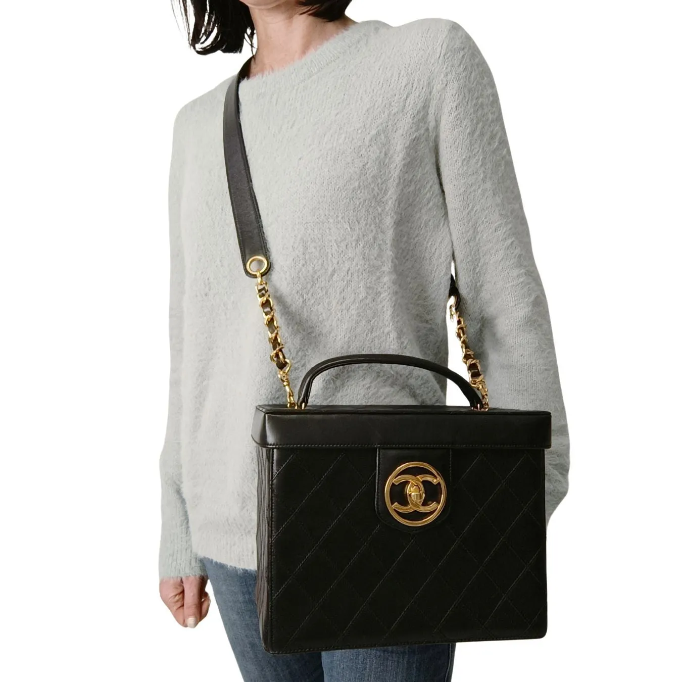 CHANEL quilted cosmetic bag in black leather and gold chain