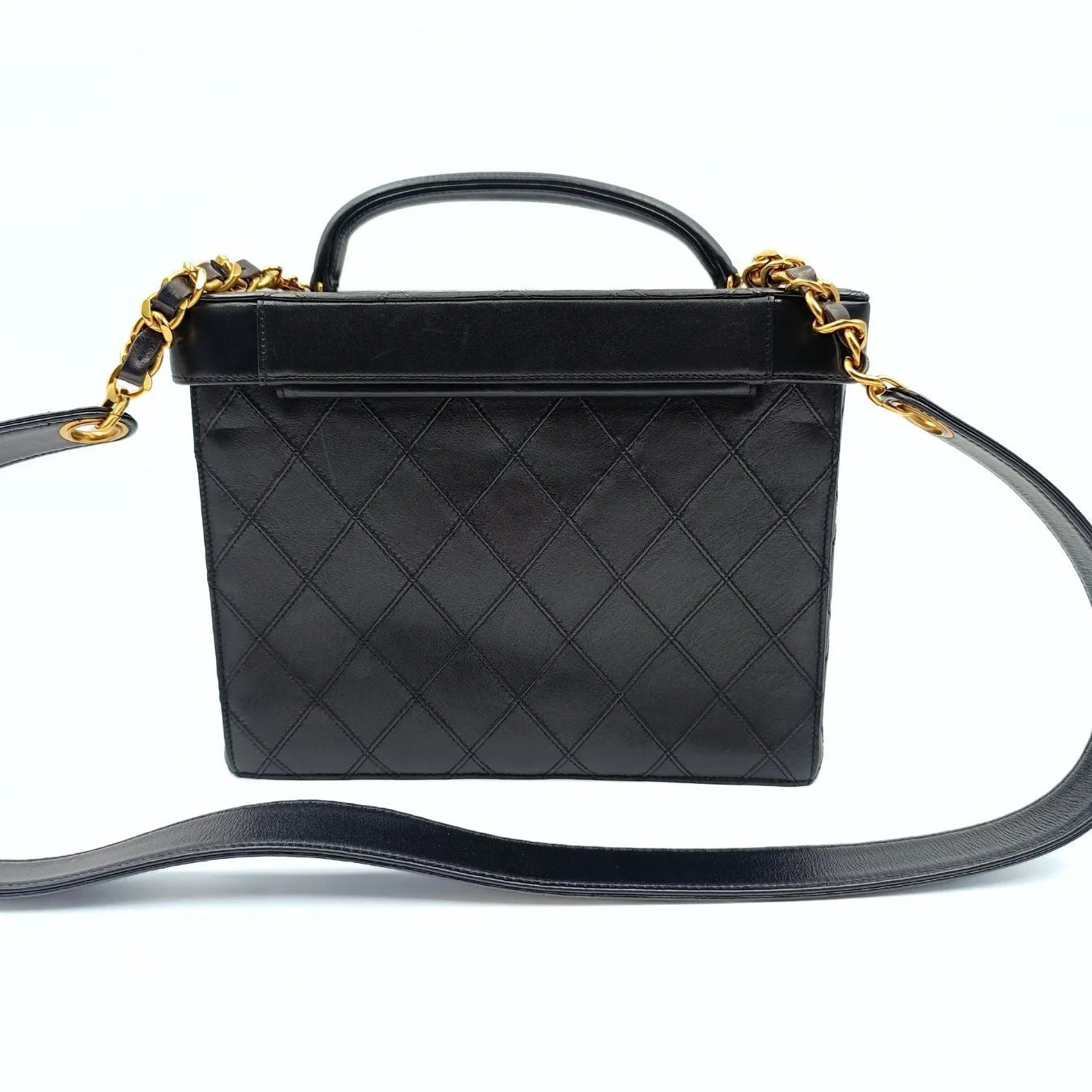 CHANEL quilted cosmetic bag in black leather and gold chain