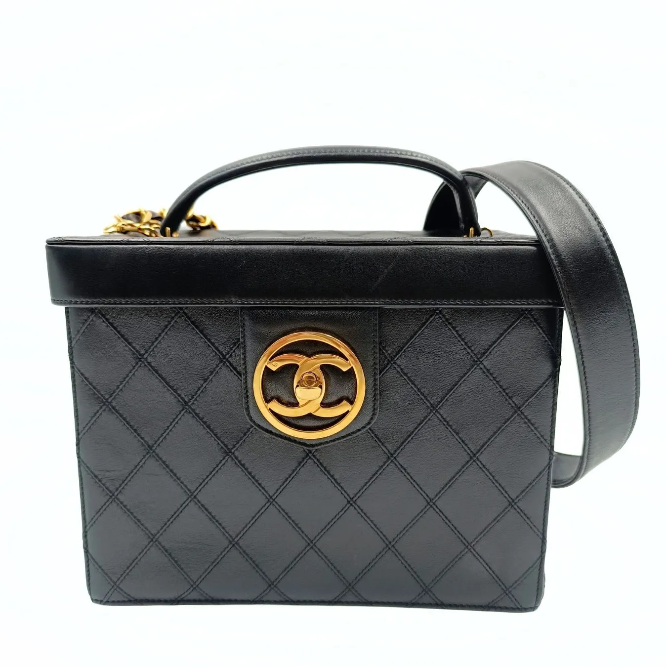 CHANEL quilted cosmetic bag in black leather and gold chain