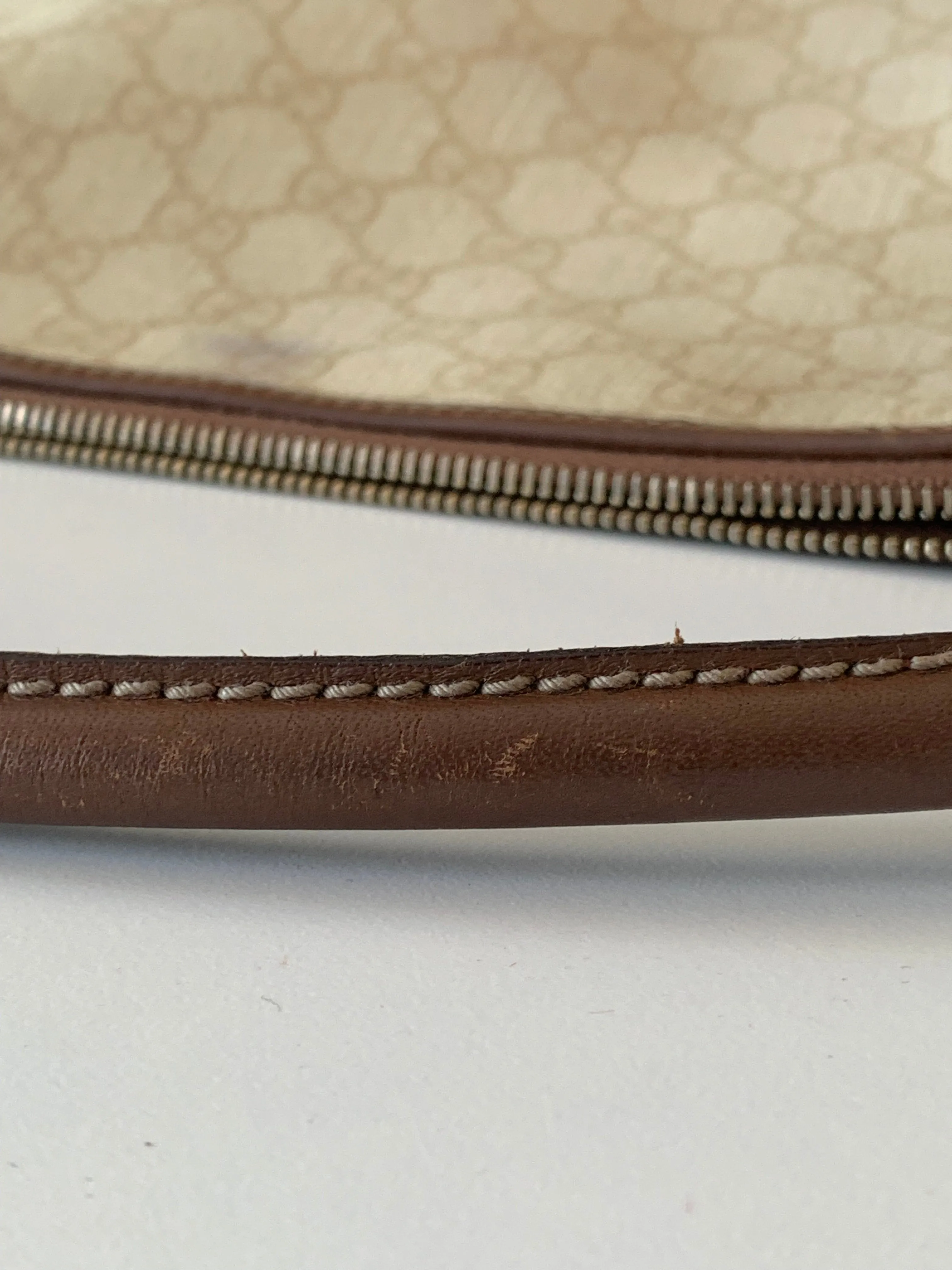 <b>GUCCI </b> <br>GG Plus Joy Hobo